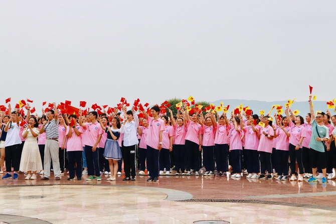 湖南理工学院携手第十五中学生在南湖广场共同开展暑期社会实践活动。