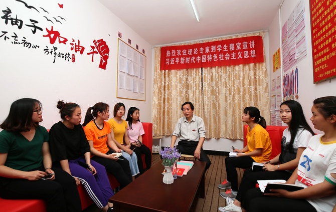 全国优秀思政课教师李大健(中)送理论进寝室 全国优秀思政课教师李大健(中)送理论进寝室