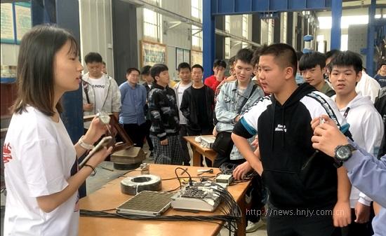 10月15日,湖南理工学院土建学院开展“我是党员听我说”新生信仰启航主题教育活动1.jpg 10月15日,湖南理工学院土建学院开展“我是党员听我说”新生信仰启航主题教育活动1.jpg