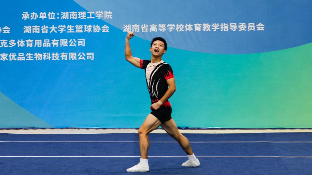 网站首页>理工要闻>正文健美操男单决赛精彩瞬间大学组健美操男子单人