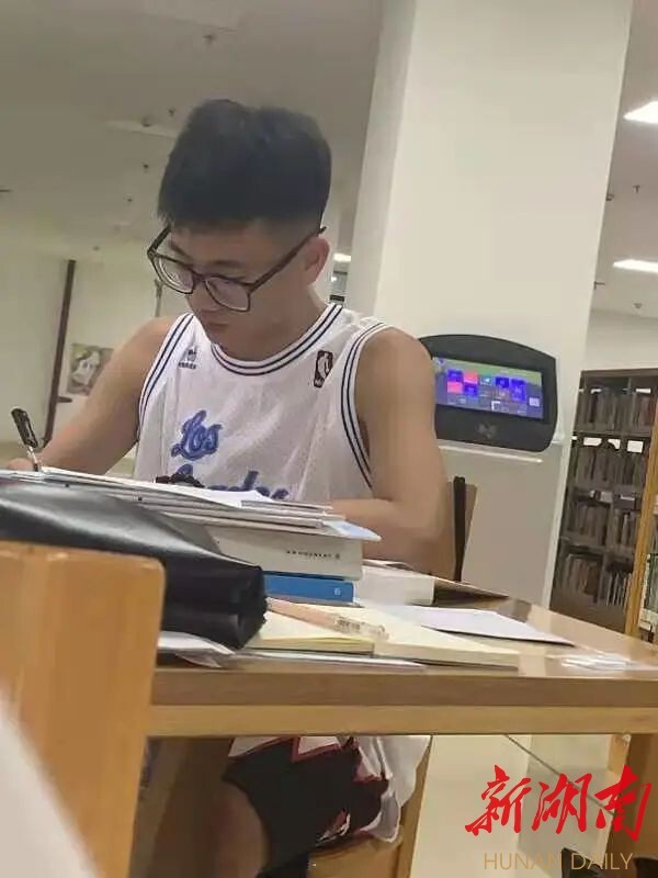 湖南理工学院：小伙出分瞬间激动爆哭，写完60支笔成就考研高分