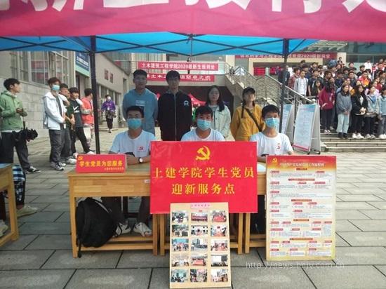 该校积极发挥师生党员的模范作用,坚持党建引领育人.jpg 该校积极发挥师生党员的模范作用,坚持党建引领育人.jpg