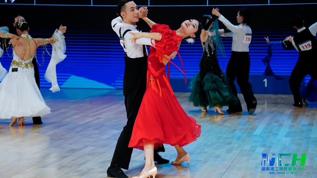 旋转,跳跃,舞步轻盈曼妙,舞姿交相辉映,一场精彩绝伦的视觉盛宴在南湖